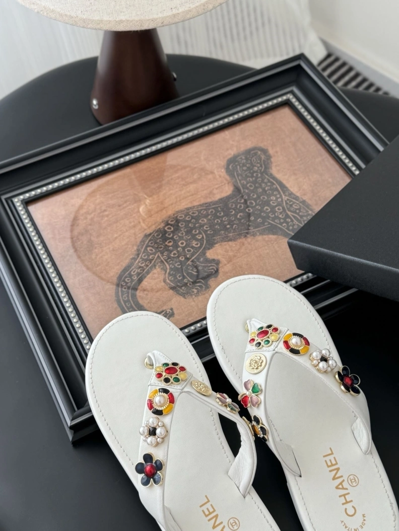 Durable Chxnxl Slippers 116980