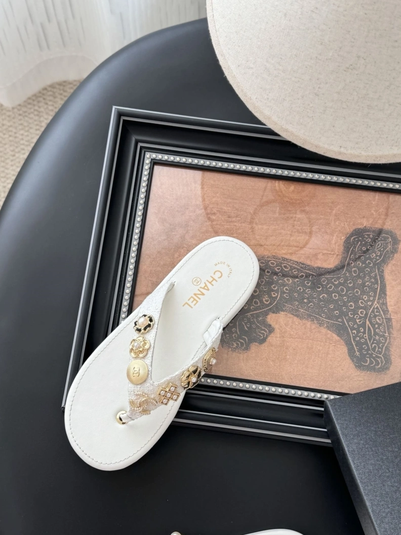 Bold Chxnxl Slippers 116969