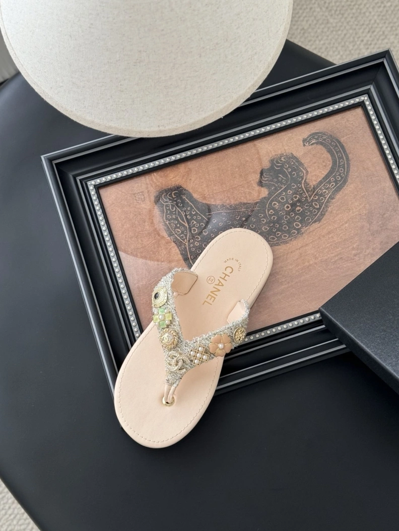 Stylish Chxnxl Slippers 116961