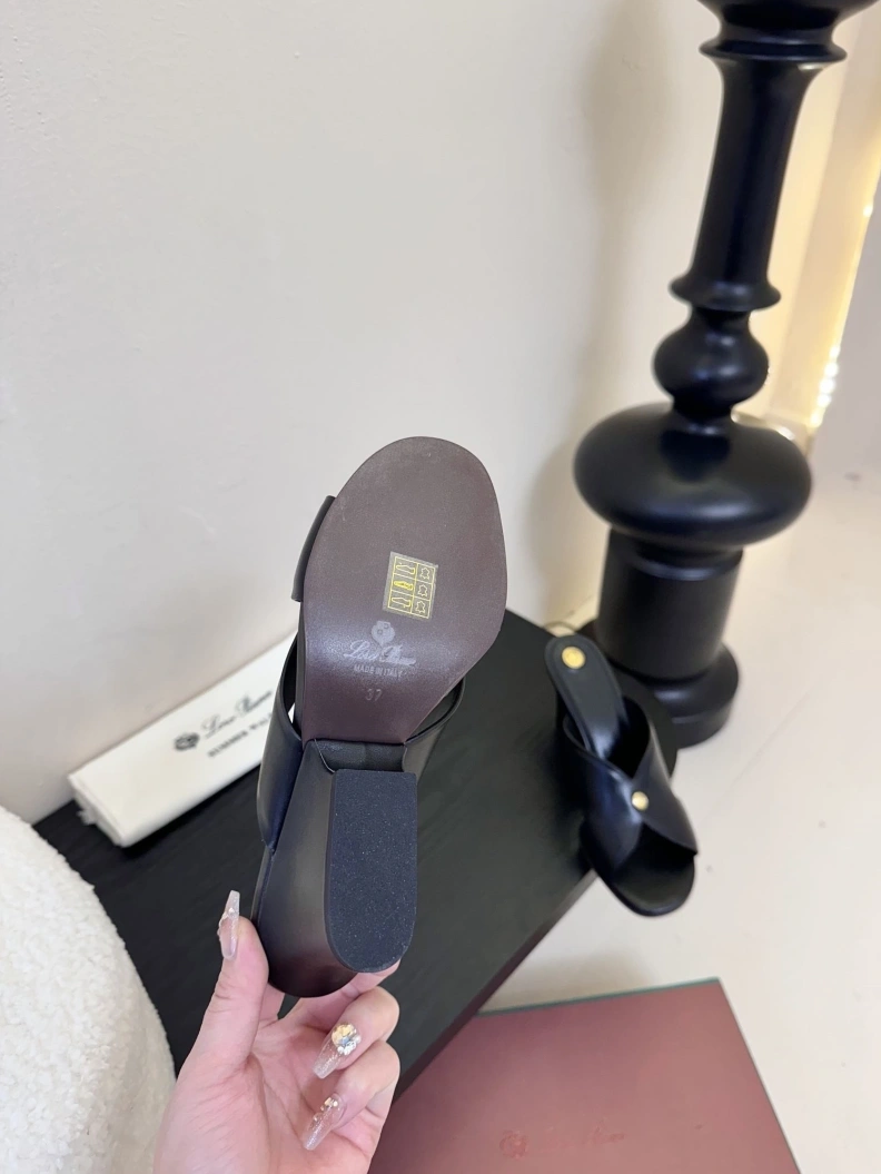 Durable Othxr Slippers 208152