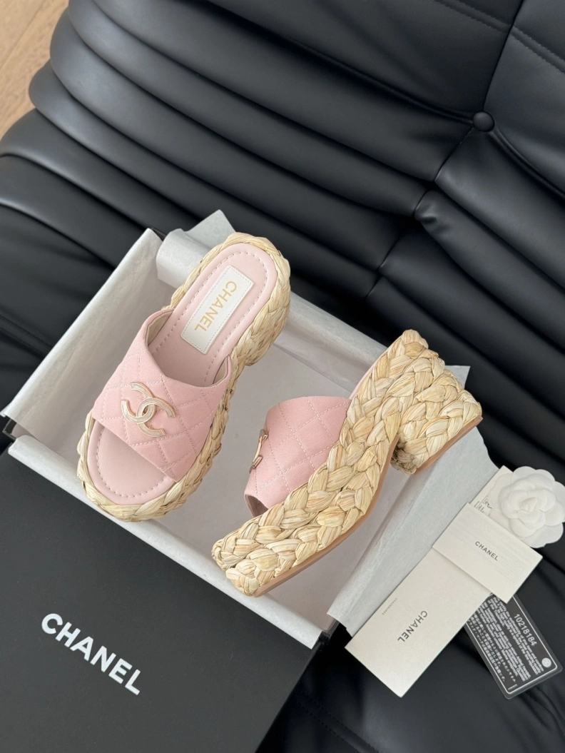 Versatile Chxnxl Slippers 117820