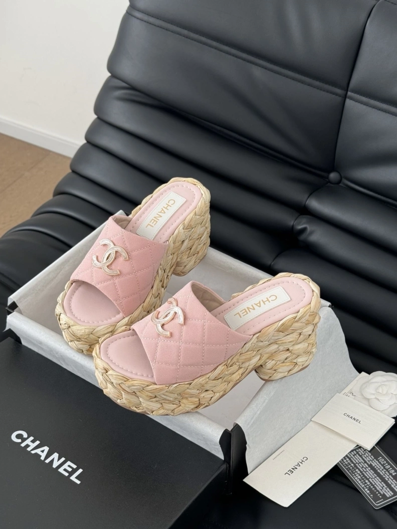 Versatile Chxnxl Slippers 117820