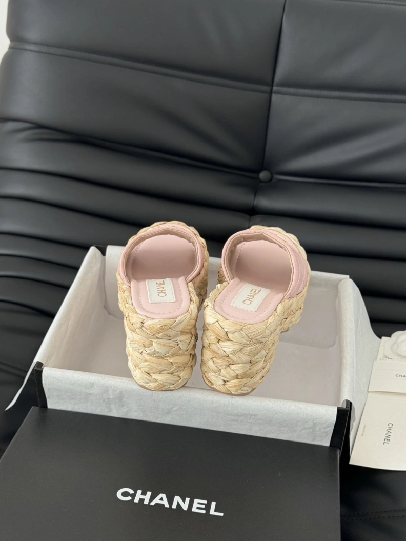 Versatile Chxnxl Slippers 117820
