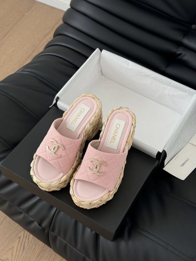 Versatile Chxnxl Slippers 117820