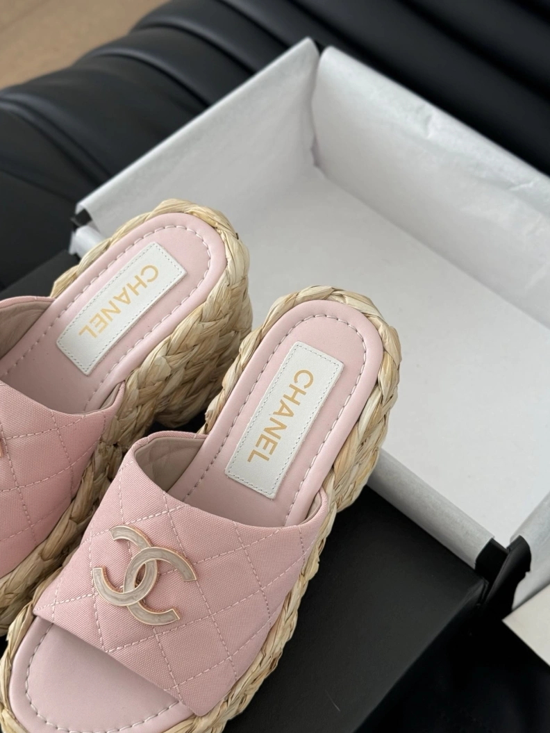 Versatile Chxnxl Slippers 117820