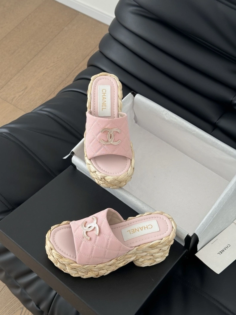 Versatile Chxnxl Slippers 117820