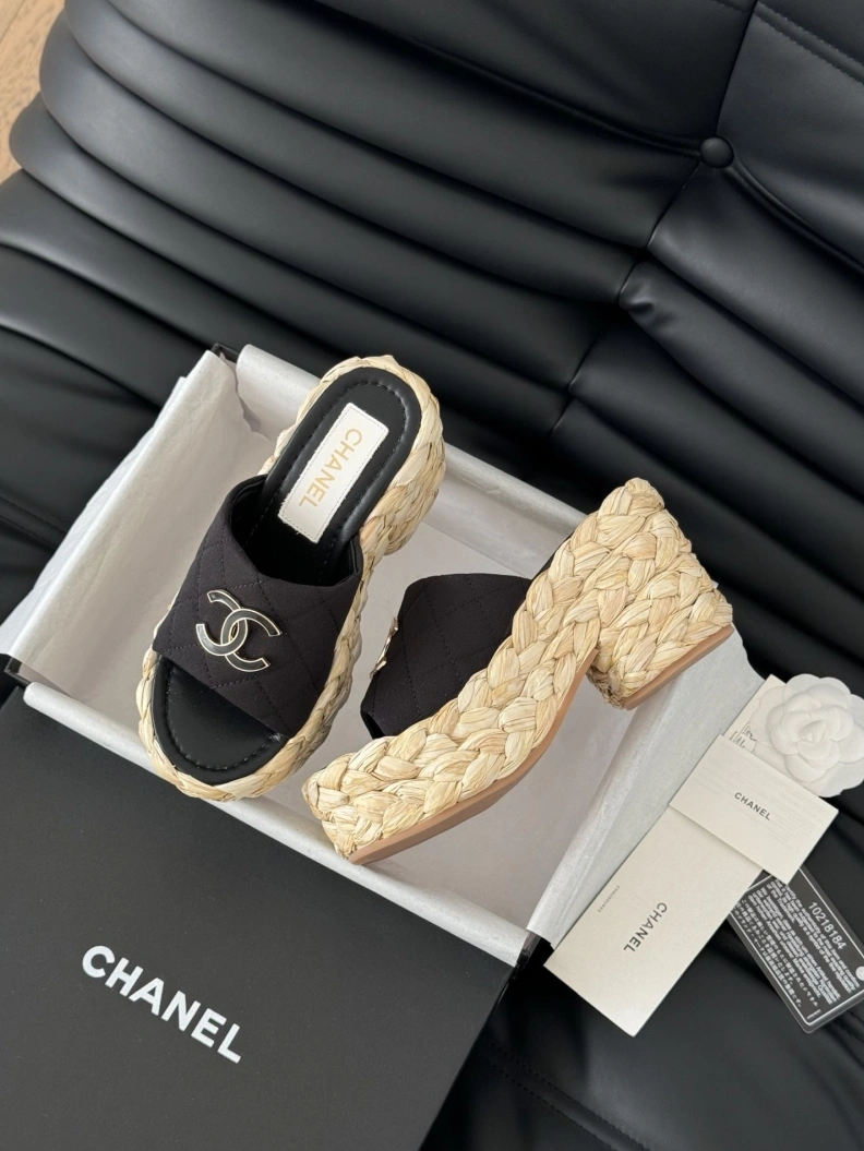 Trendsetting Chxnxl Slippers 117830