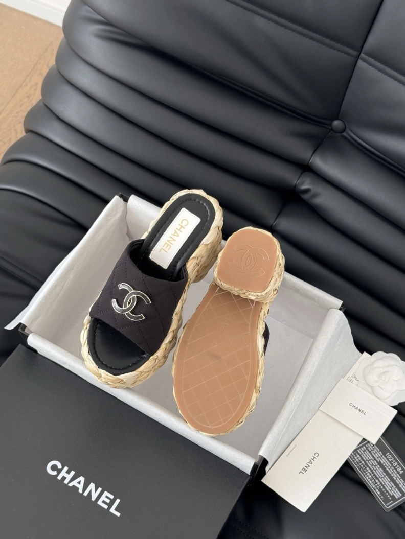 Trendsetting Chxnxl Slippers 117830