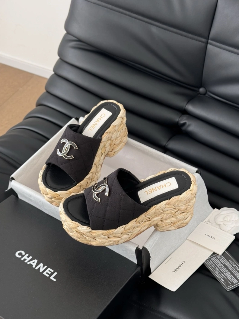 Trendsetting Chxnxl Slippers 117830