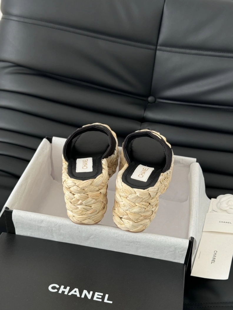 Trendsetting Chxnxl Slippers 117830