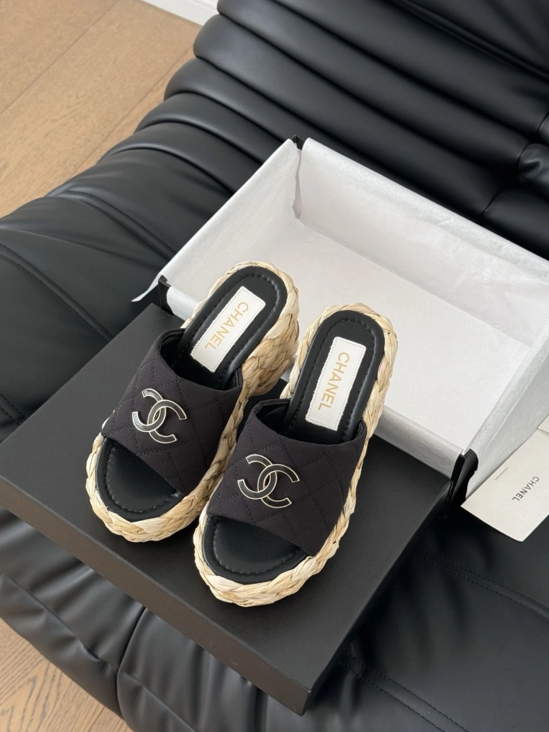 Trendsetting Chxnxl Slippers 117830