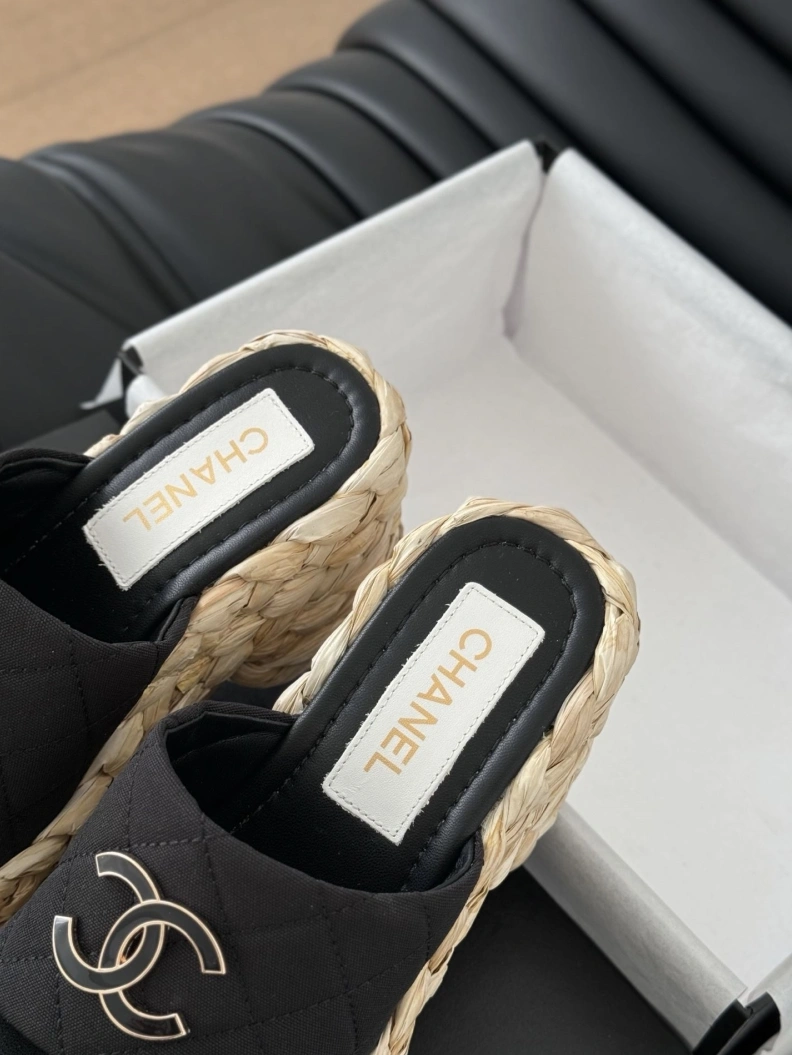 Trendsetting Chxnxl Slippers 117830