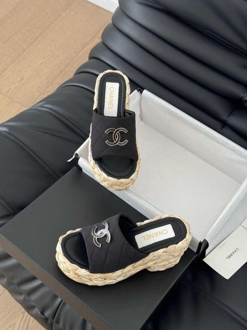 Trendsetting Chxnxl Slippers 117830
