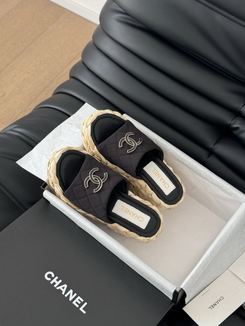 Trendsetting Chxnxl Slippers 117830