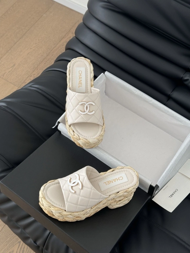 Efficient Chxnxl Slippers 117806