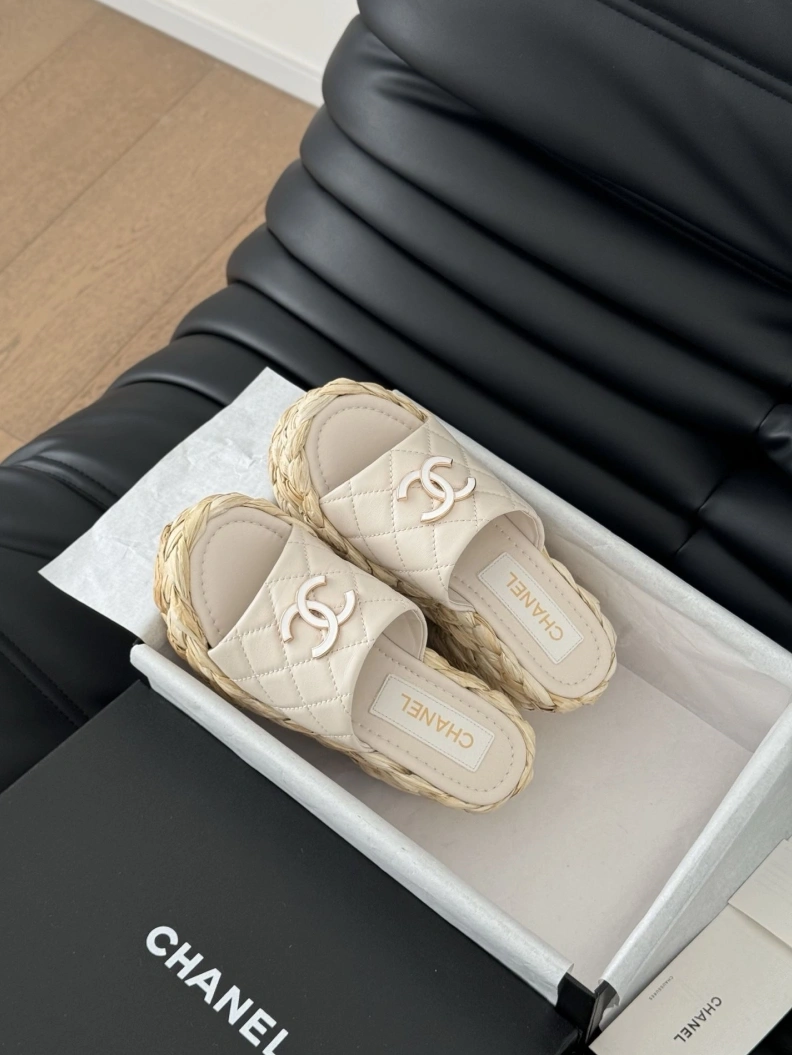 Efficient Chxnxl Slippers 117806