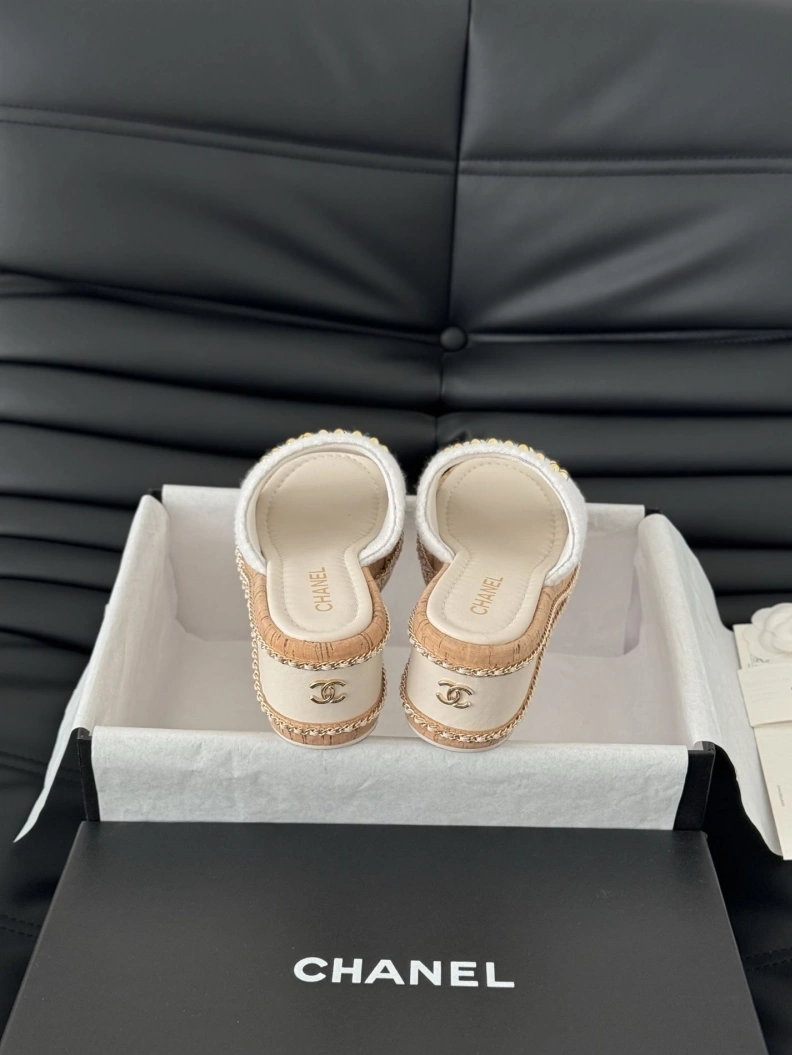 Classic Chxnxl Slippers 117808