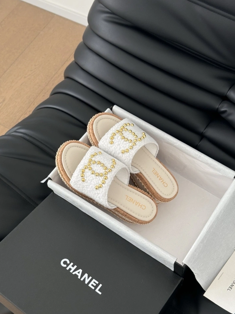 Classic Chxnxl Slippers 117808