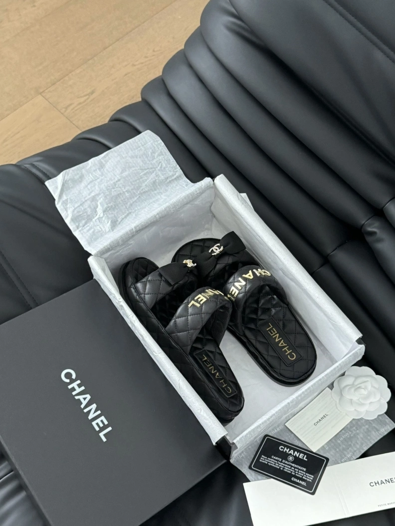 Bright Chxnxl Slippers 117816