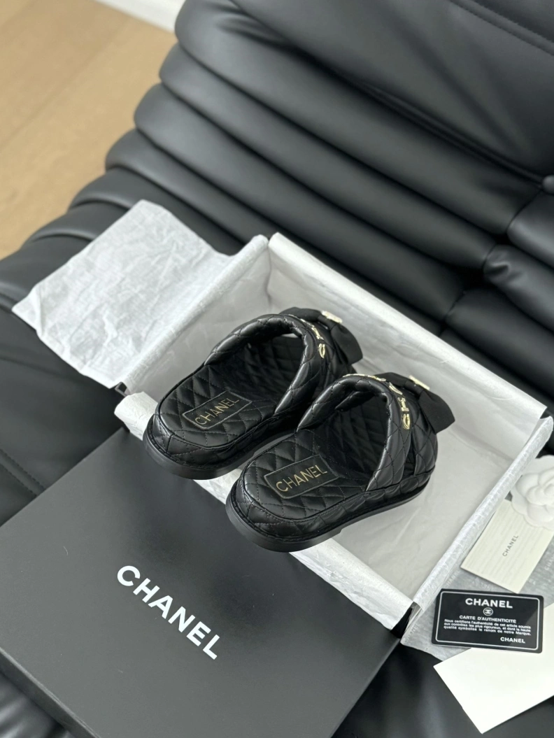 Bright Chxnxl Slippers 117816