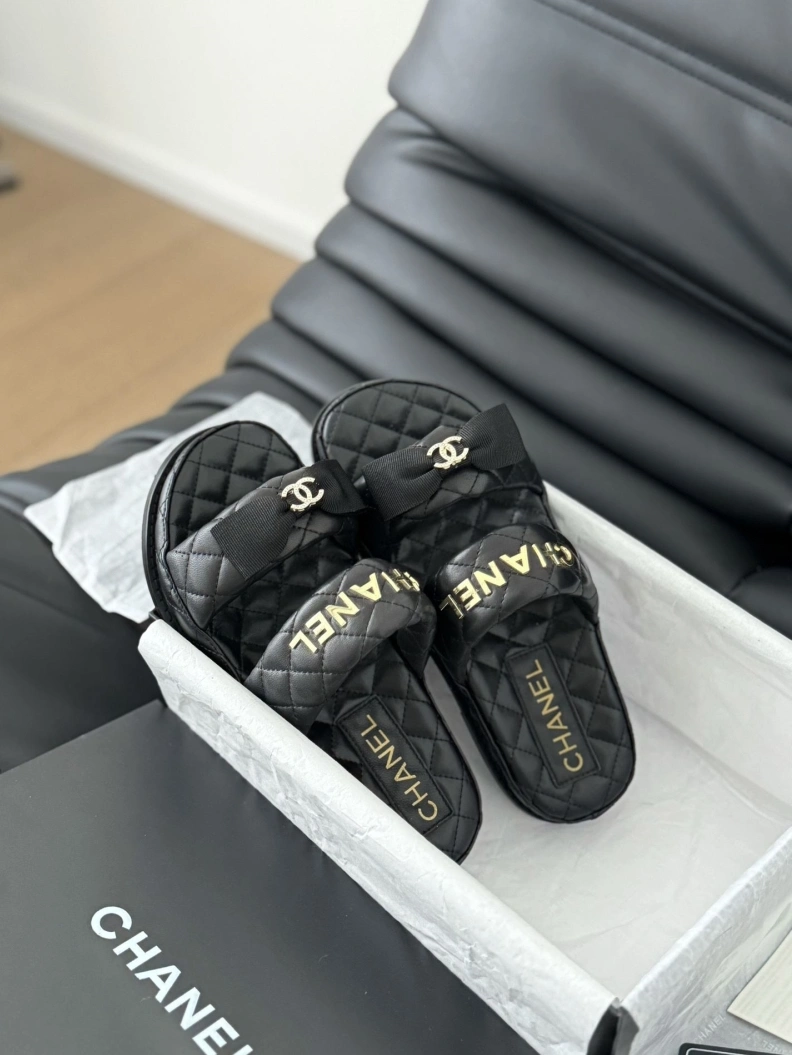 Bright Chxnxl Slippers 117816