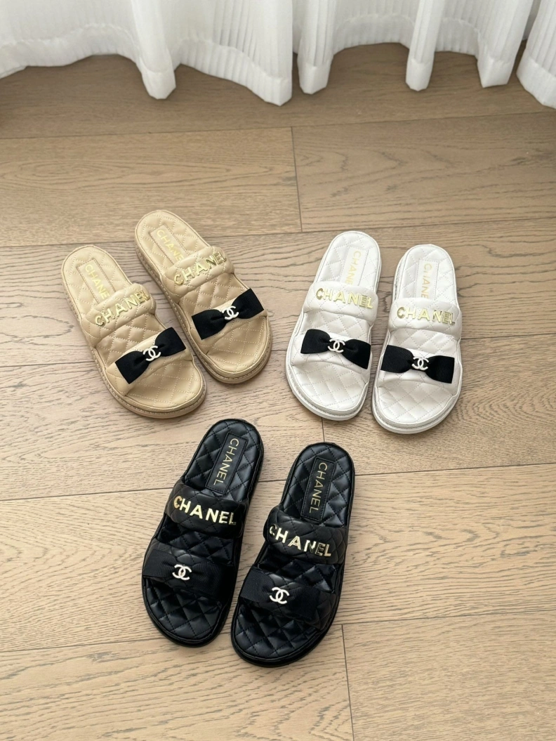 Bright Chxnxl Slippers 117816