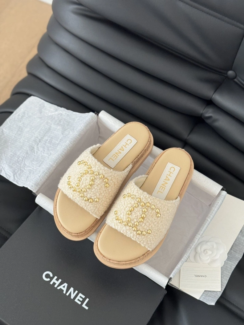 Minimalist Chxnxl Slippers 117831