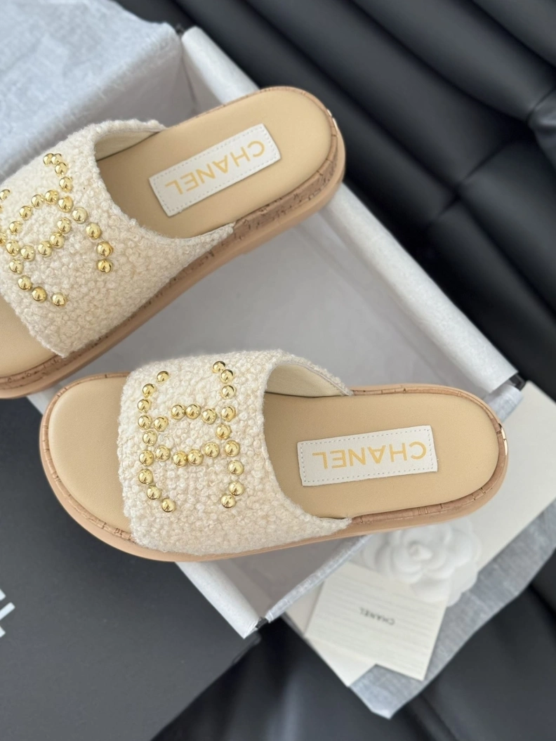 Minimalist Chxnxl Slippers 117831