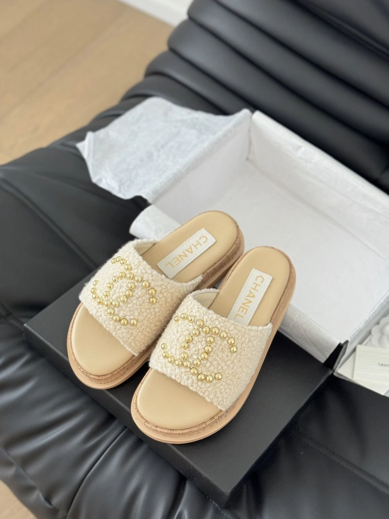 Minimalist Chxnxl Slippers 117831
