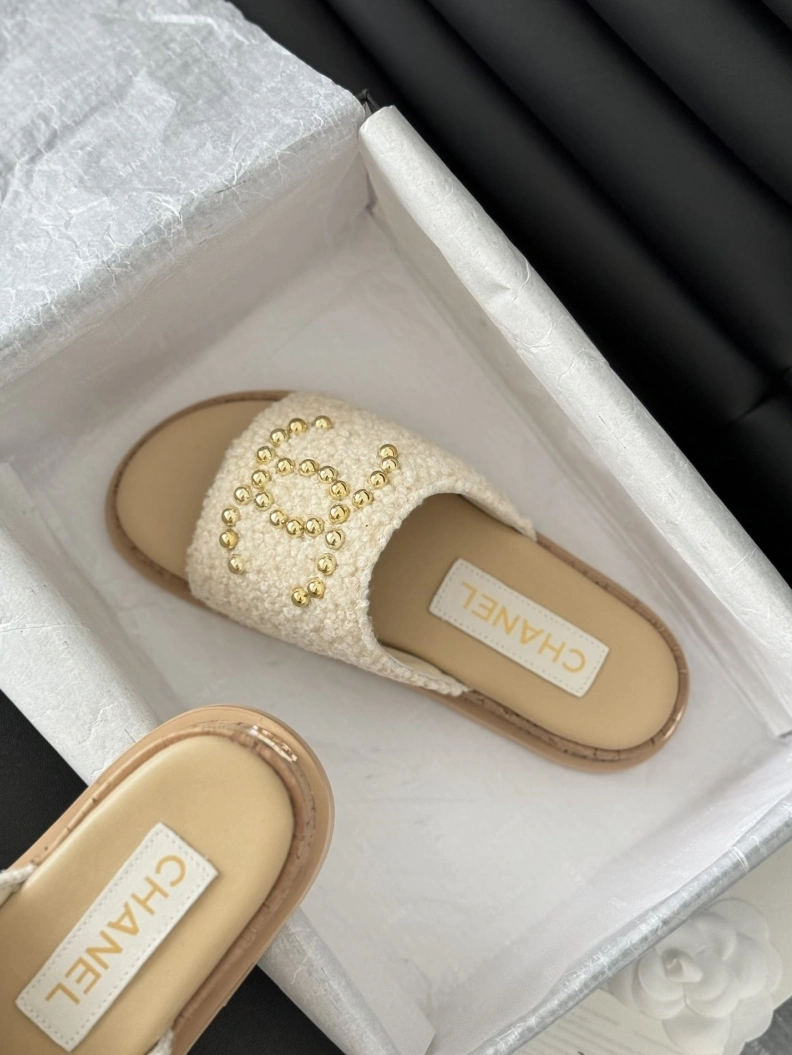 Minimalist Chxnxl Slippers 117831