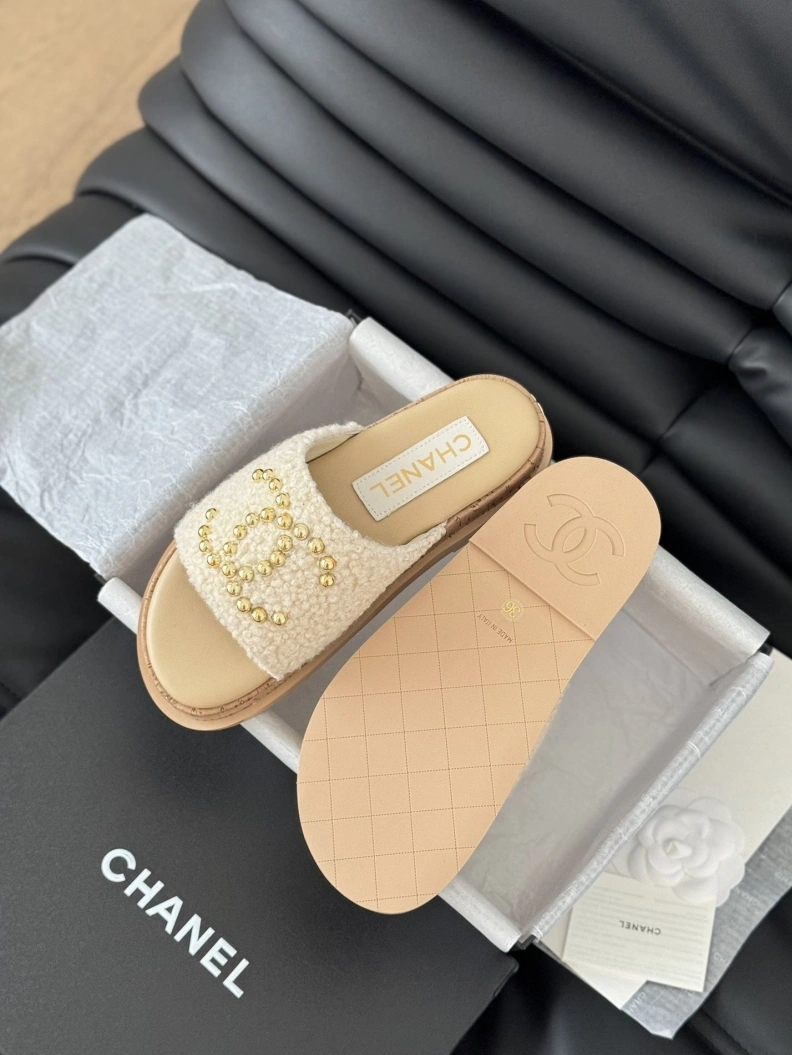 Minimalist Chxnxl Slippers 117831