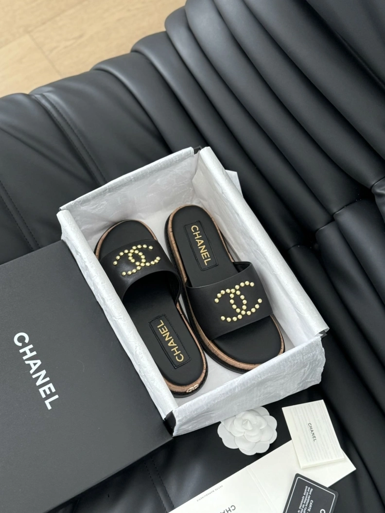 Minimalist Chxnxl Slippers 117824