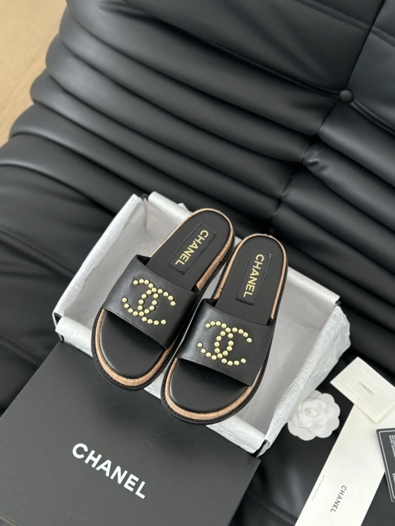 Minimalist Chxnxl Slippers 117824