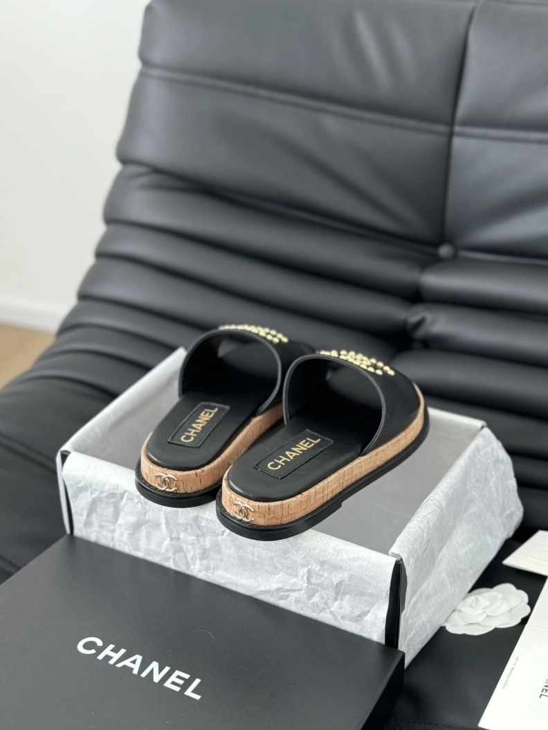 Minimalist Chxnxl Slippers 117824
