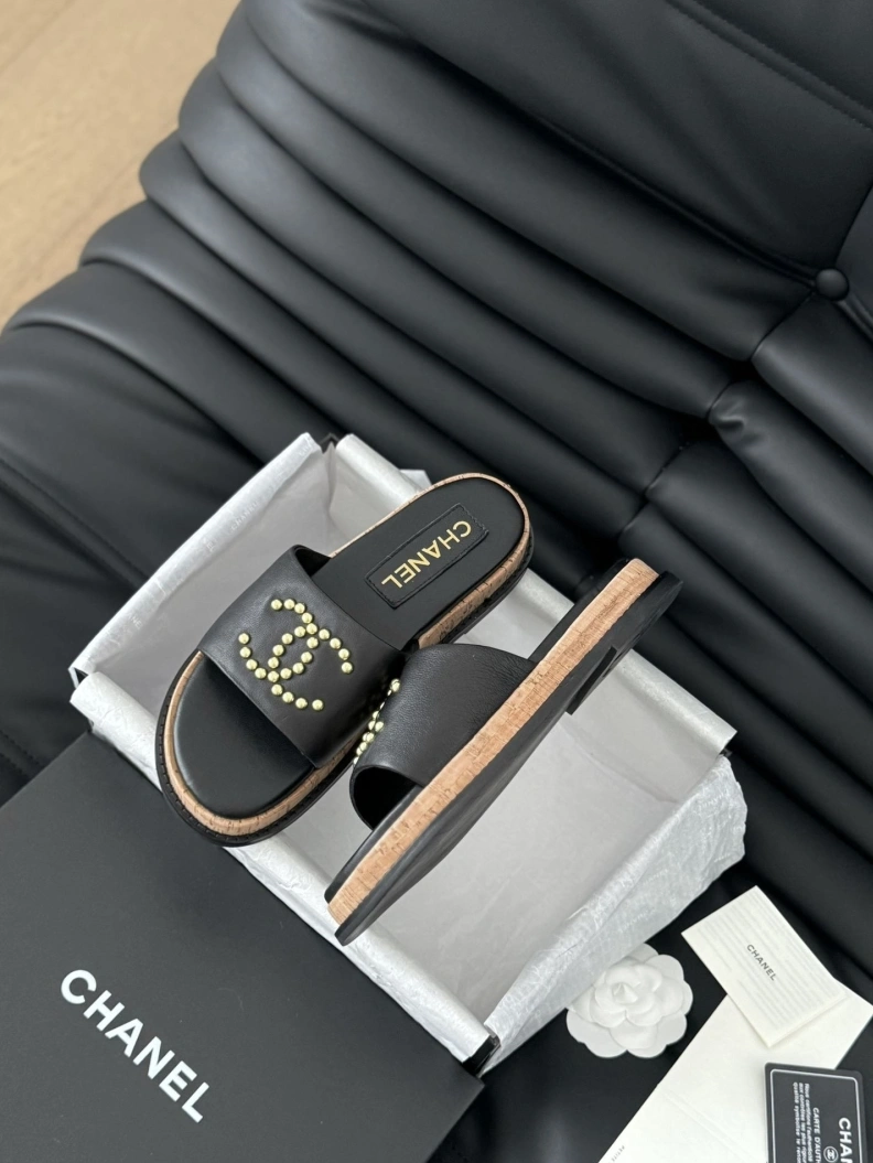Minimalist Chxnxl Slippers 117824