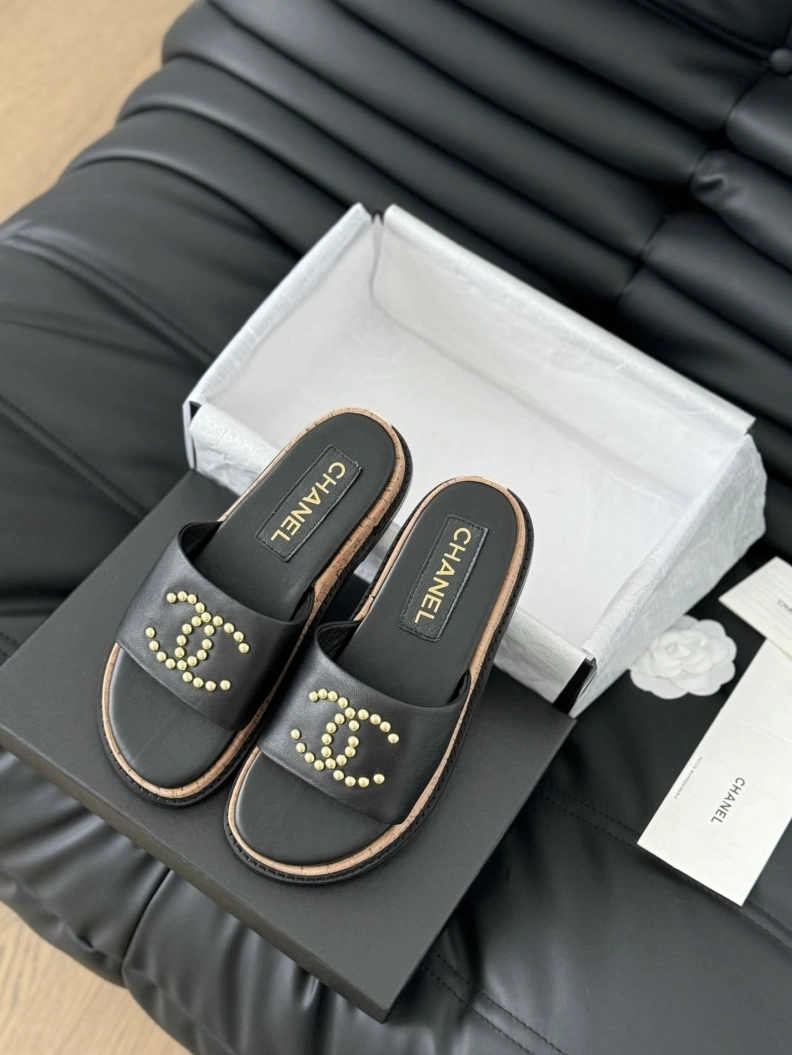 Minimalist Chxnxl Slippers 117824