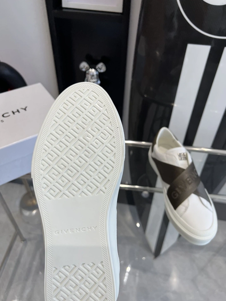 Reliable Gxvxnchy Sneakers 151748