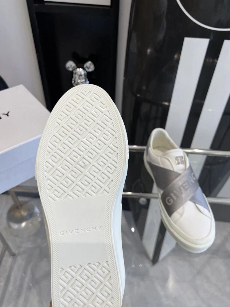 Reliable Gxvxnchy Sneakers 151769
