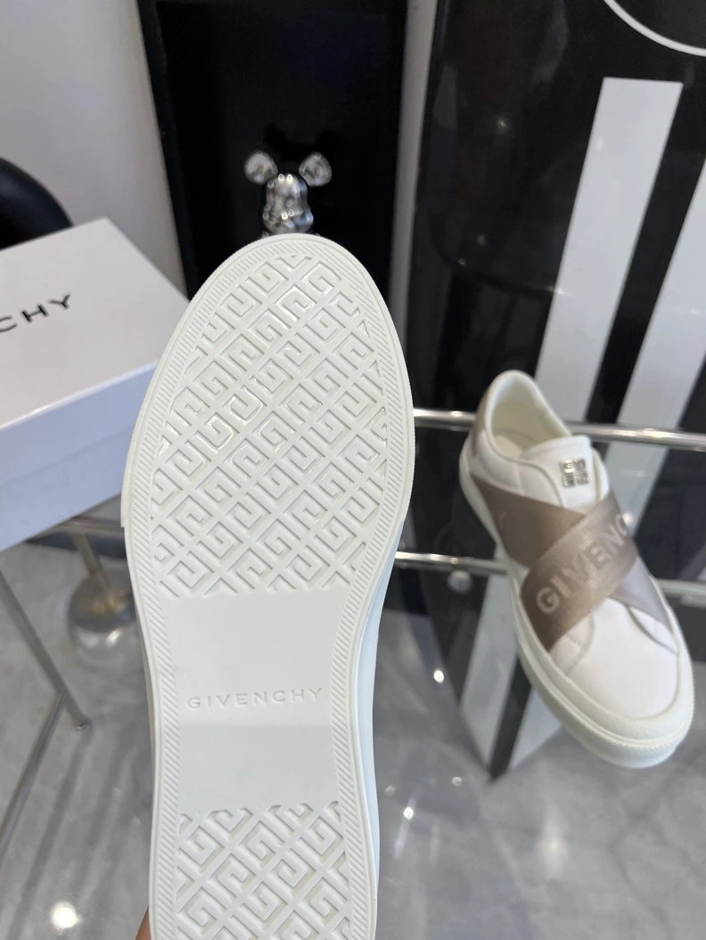 Fashionable Gxvxnchy Sneakers 151752