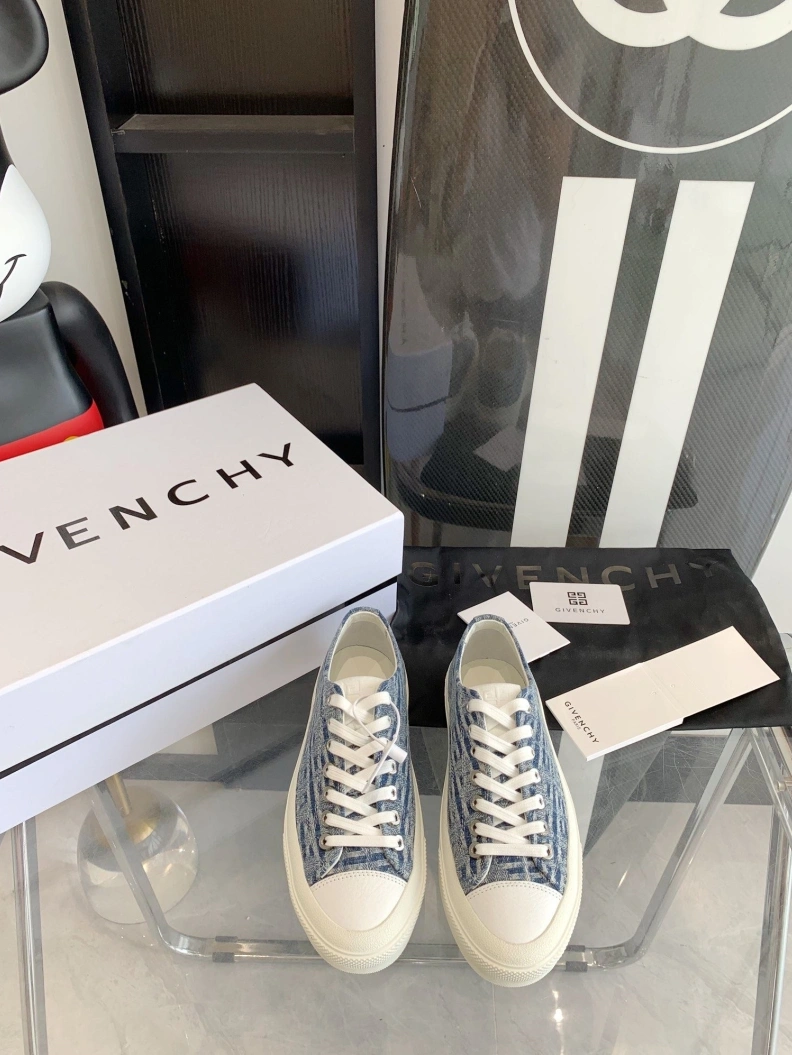 Bold Gxvxnchy Sneakers 151754