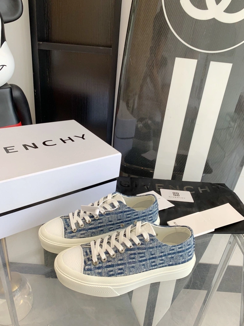 Bold Gxvxnchy Sneakers 151754