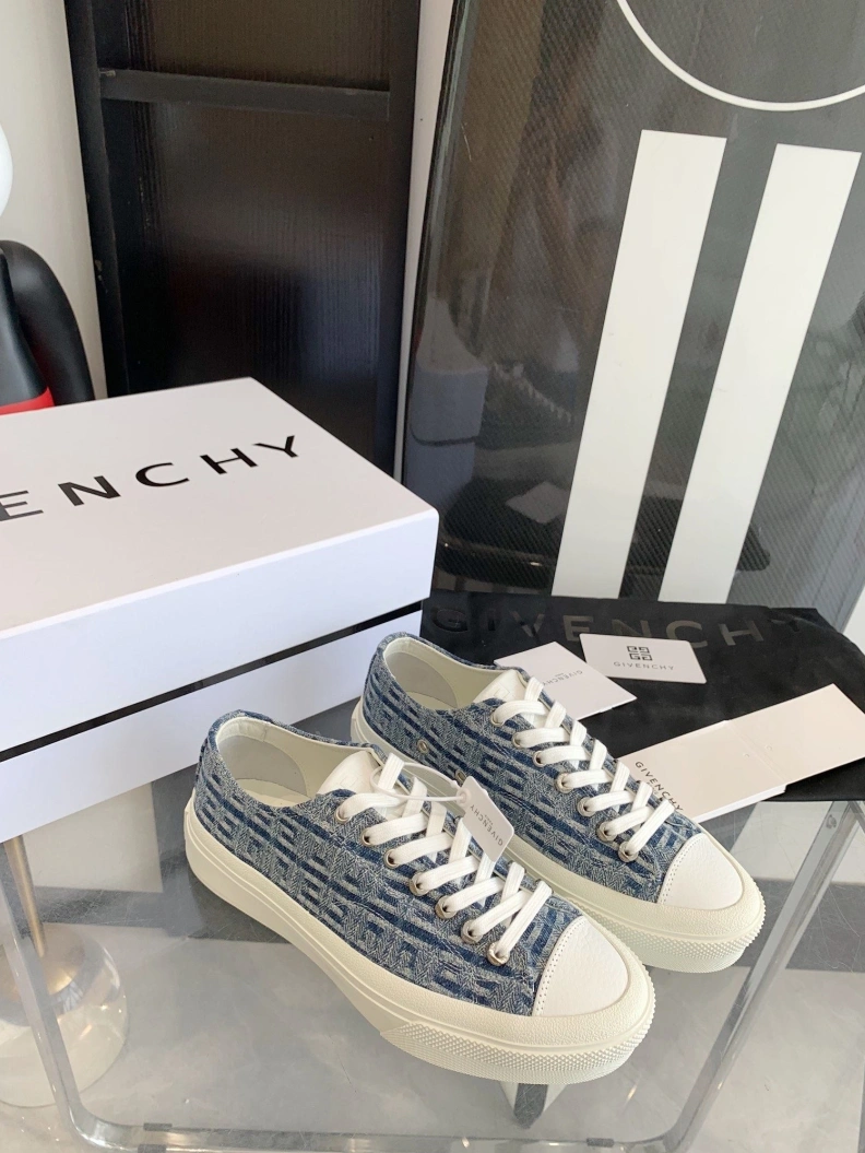 Bold Gxvxnchy Sneakers 151754