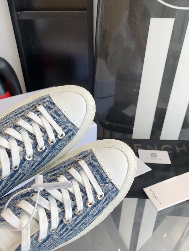 Bold Gxvxnchy Sneakers 151754