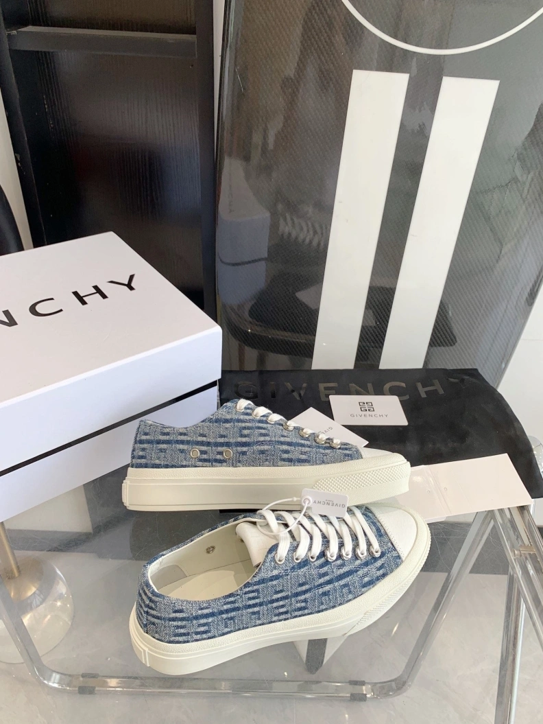 Bold Gxvxnchy Sneakers 151754