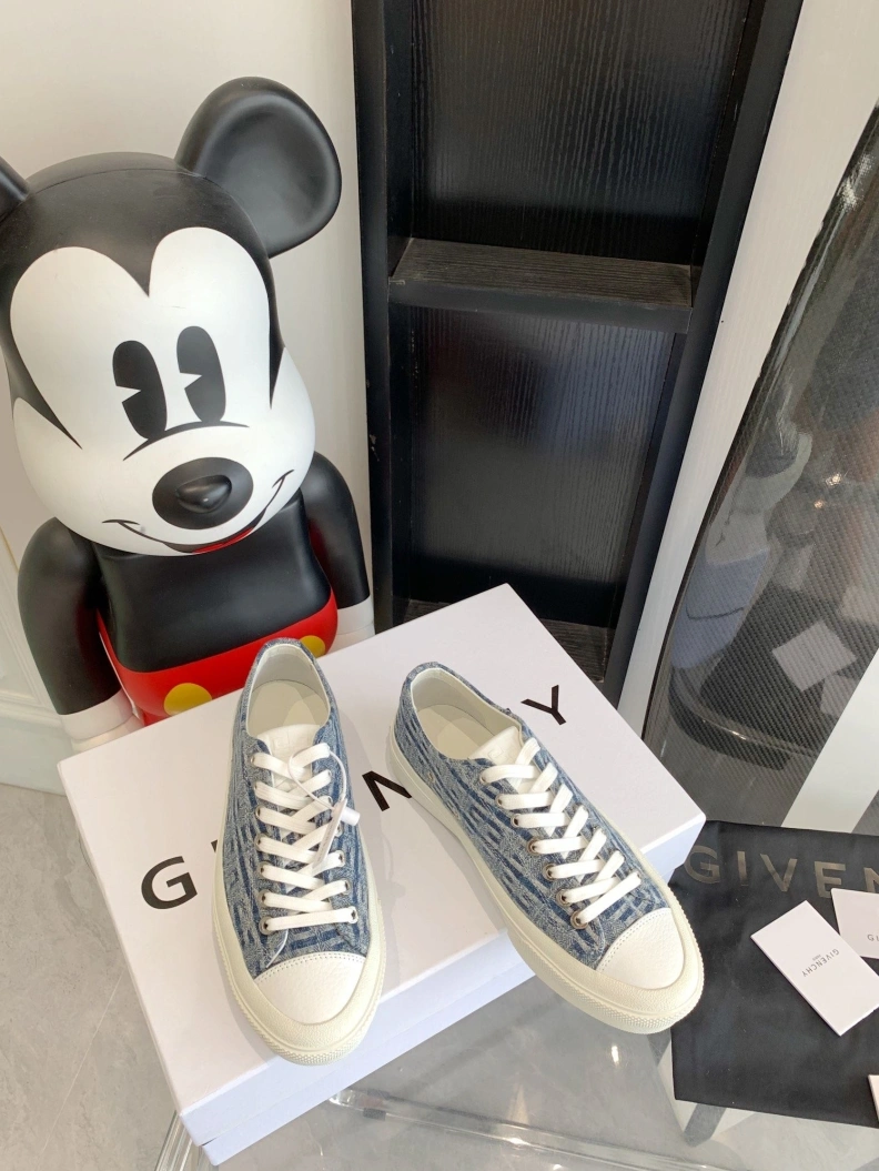 Bold Gxvxnchy Sneakers 151754