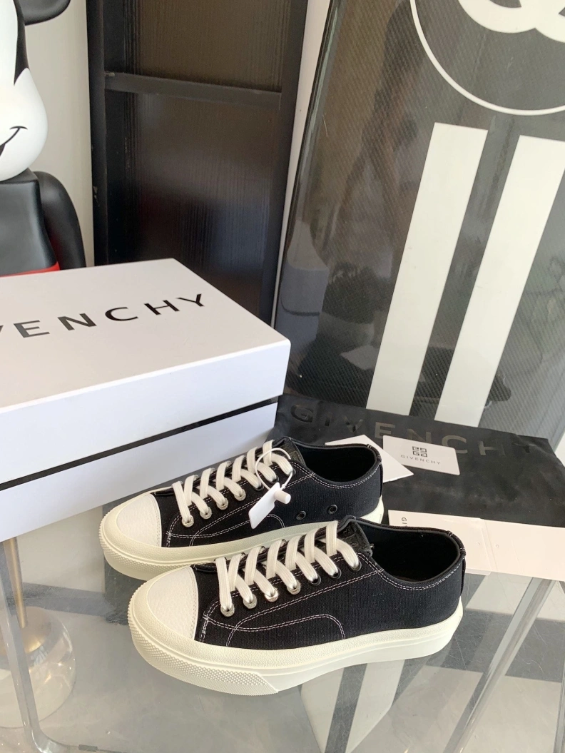Minimalist Gxvxnchy Sneakers 151759