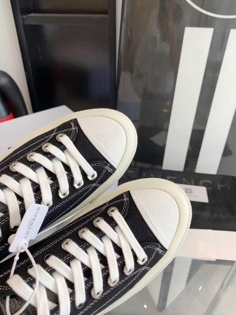 Minimalist Gxvxnchy Sneakers 151759