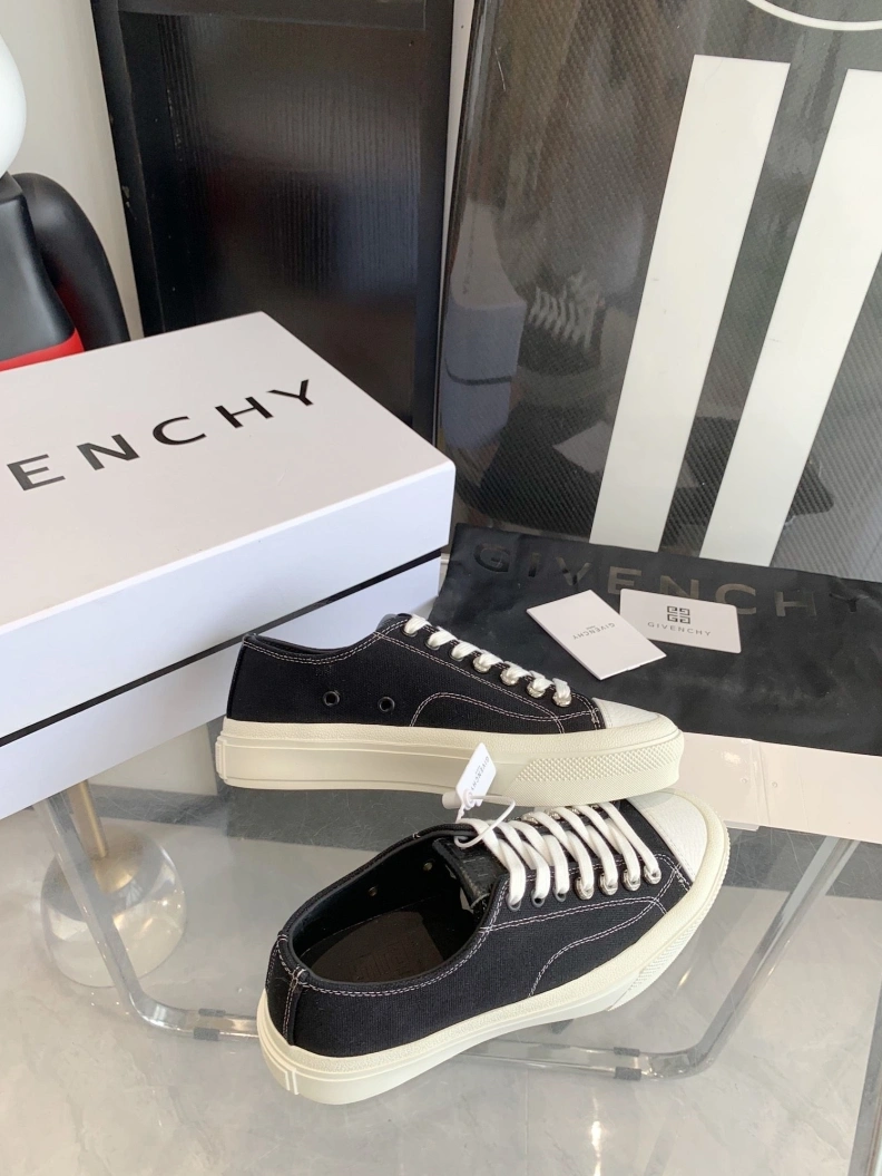Minimalist Gxvxnchy Sneakers 151759