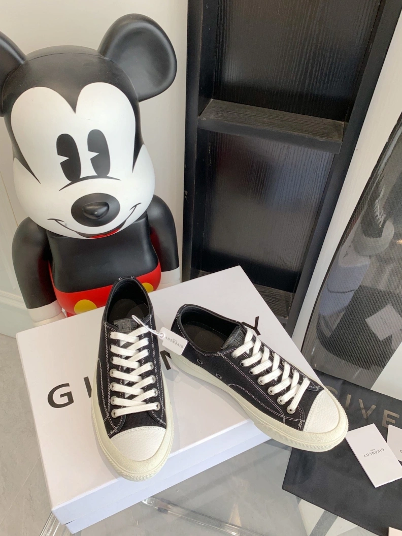 Minimalist Gxvxnchy Sneakers 151759