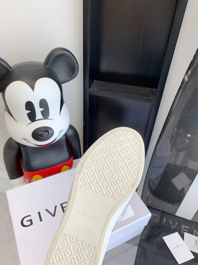 Minimalist Gxvxnchy Sneakers 151759